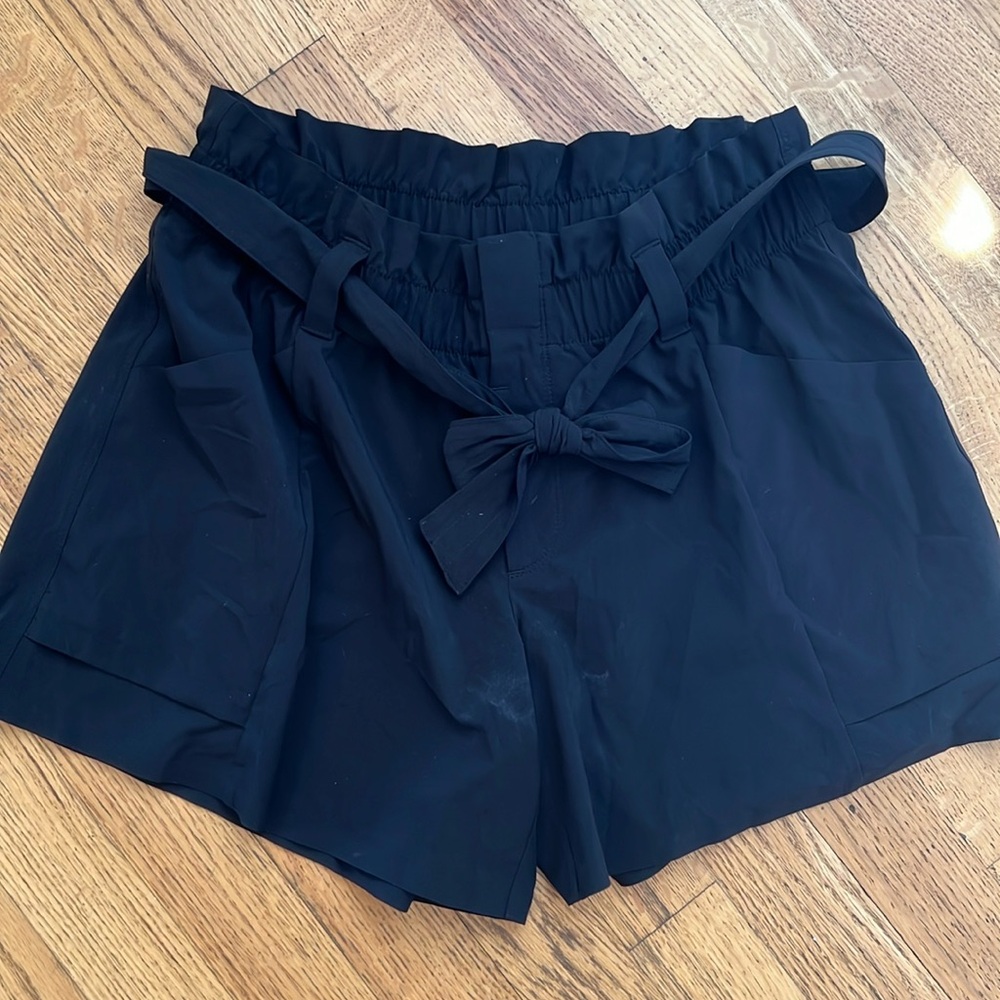 Athleta skyline short size 6. Black.